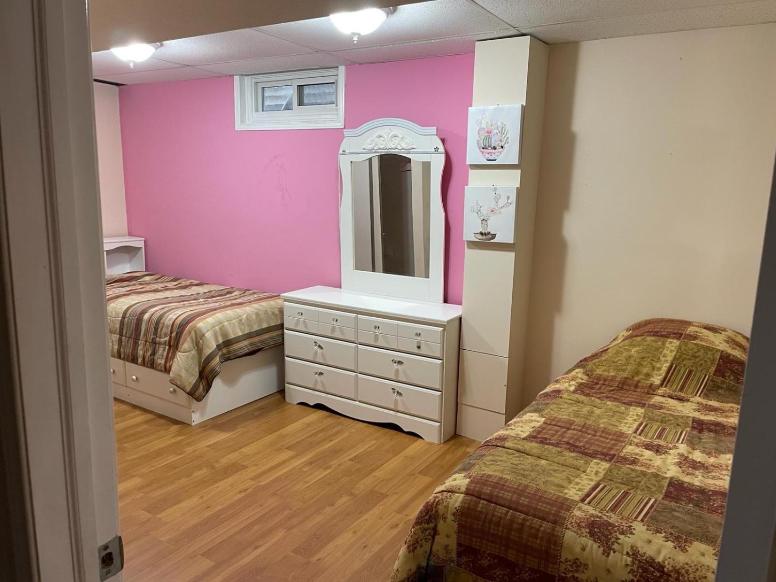 A Bed Of 2 Beds Cute For Females Only - Pour Les Femmes Seulement Homestay Ottawa