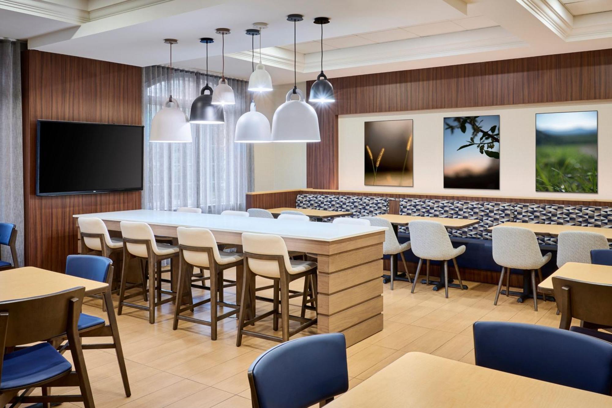 Fairfield & By Marriott Kanata 3*