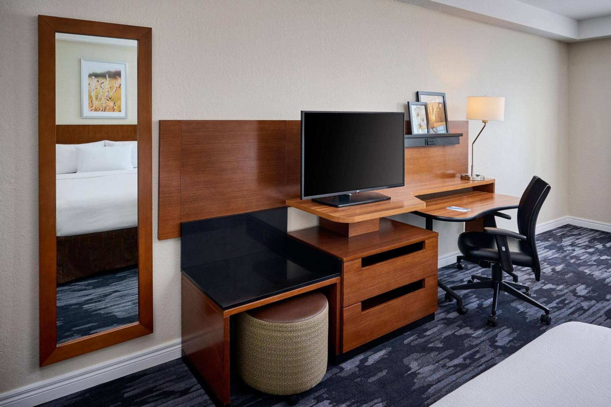 Fairfield & By Marriott Kanata Hotel 3*