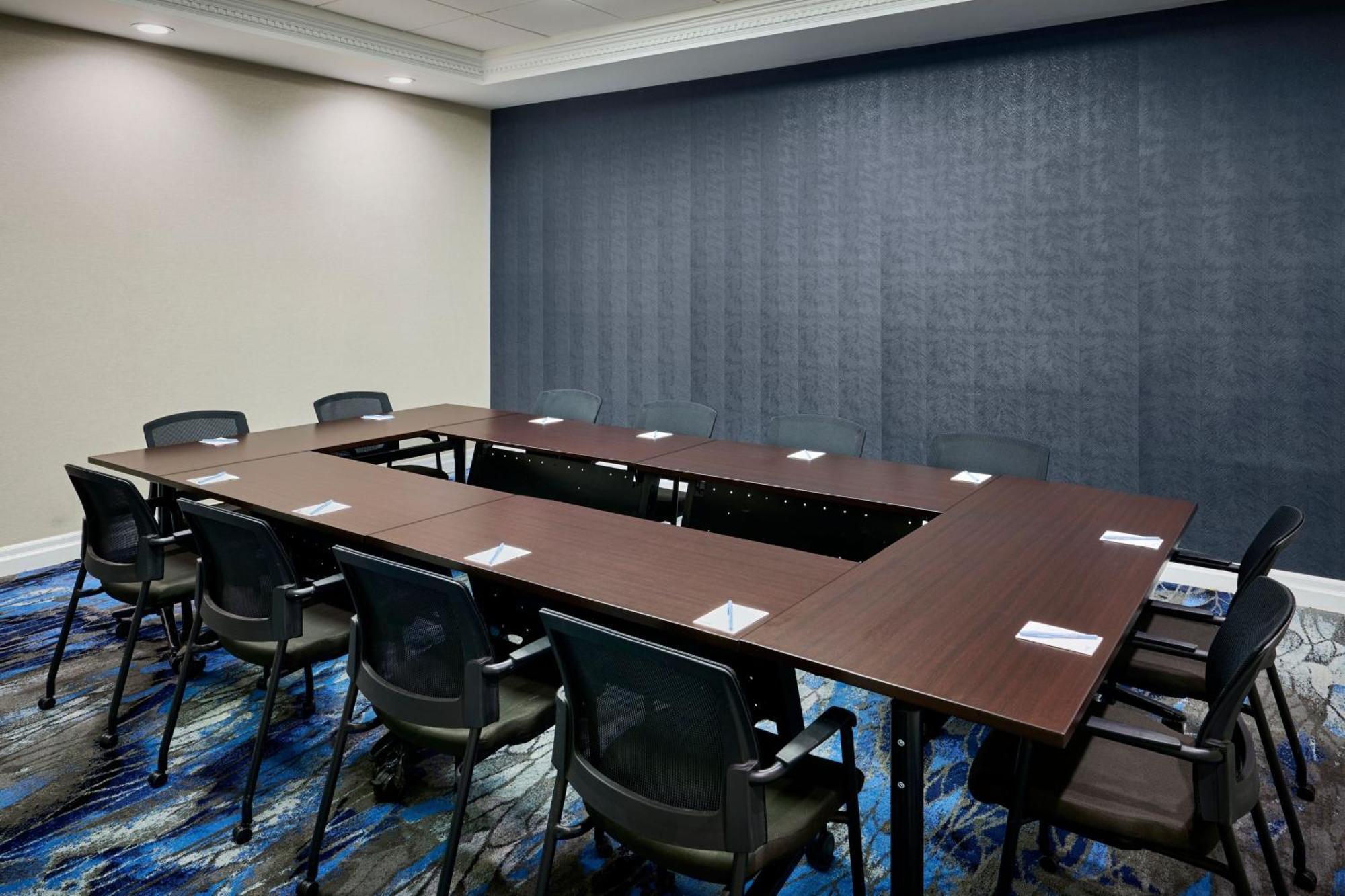 Hotel Fairfield & By Marriott Kanata 3*