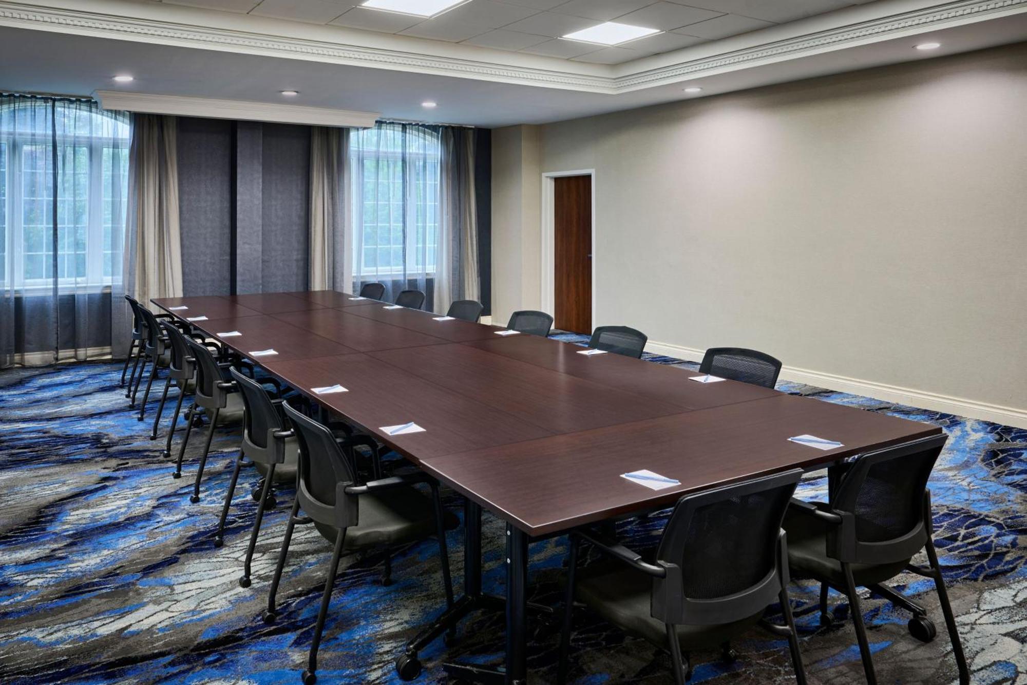 Fairfield & By Marriott Kanata Hotel 3*