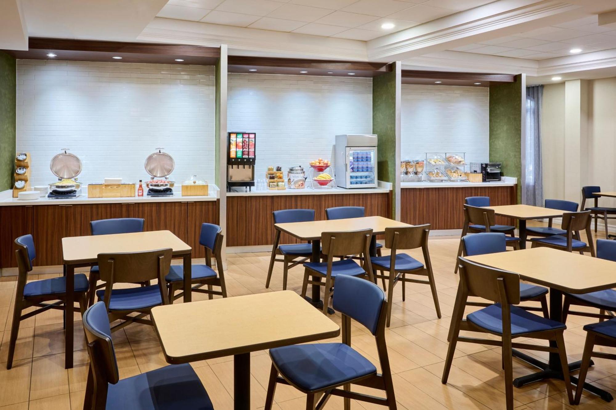 Hotel Fairfield & By Marriott Kanata 3*