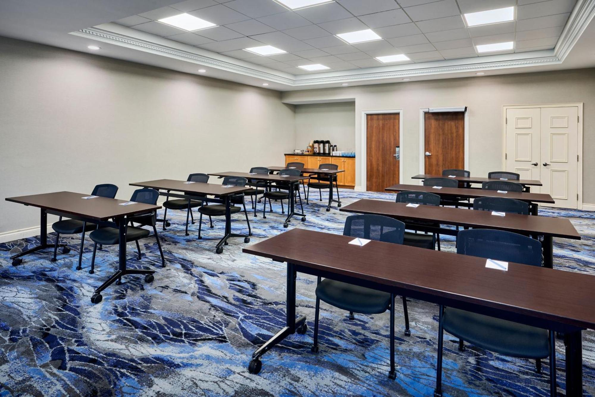 Hotel Fairfield & By Marriott Kanata 3*