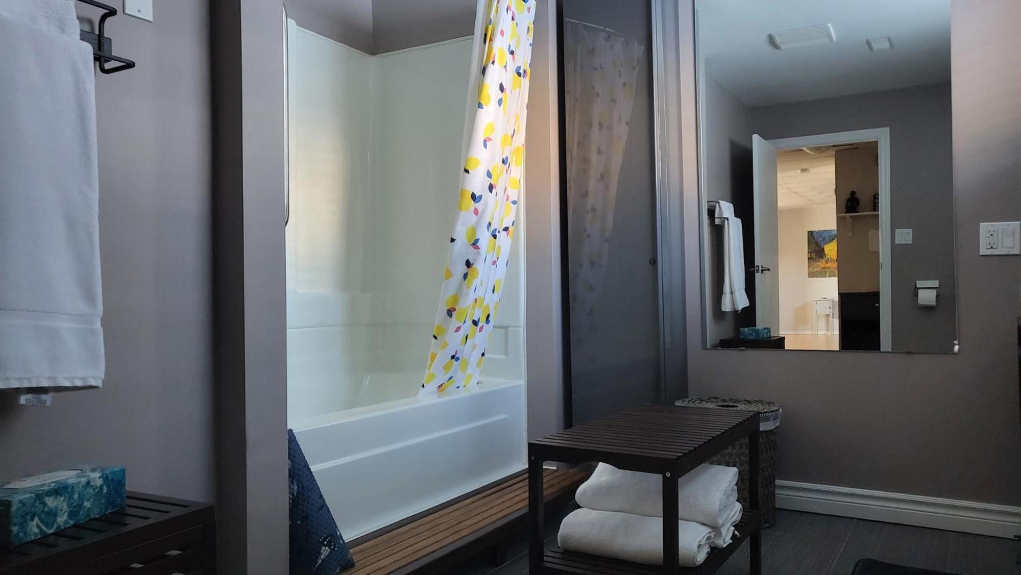 Private Trendy Studio With Fireplace
