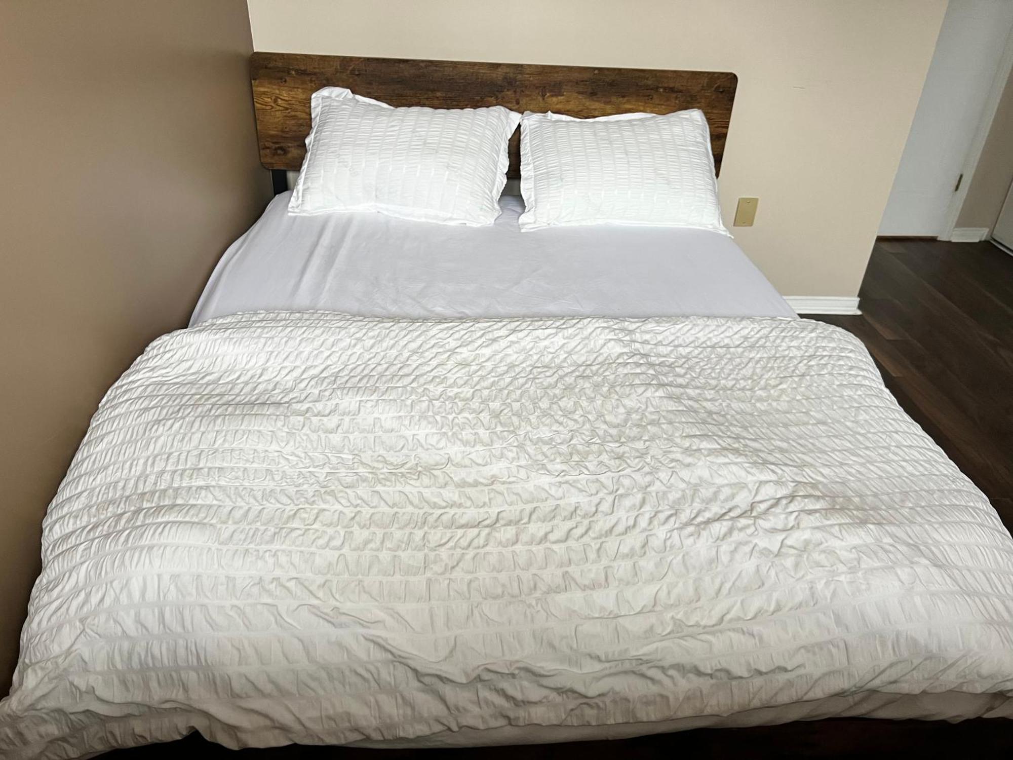 Warm Minimalist Bedroom + Free Parking Ottawa