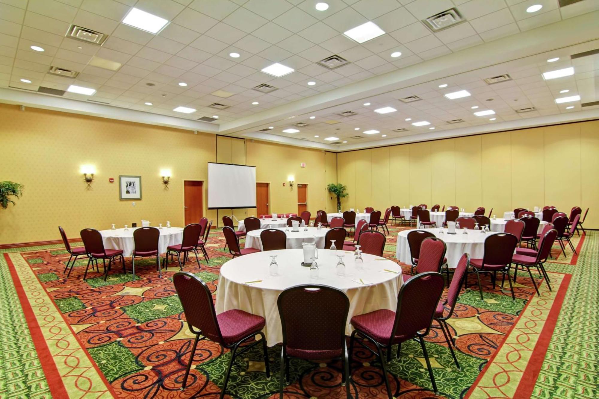 Hilton Garden Airport Hotel 3*