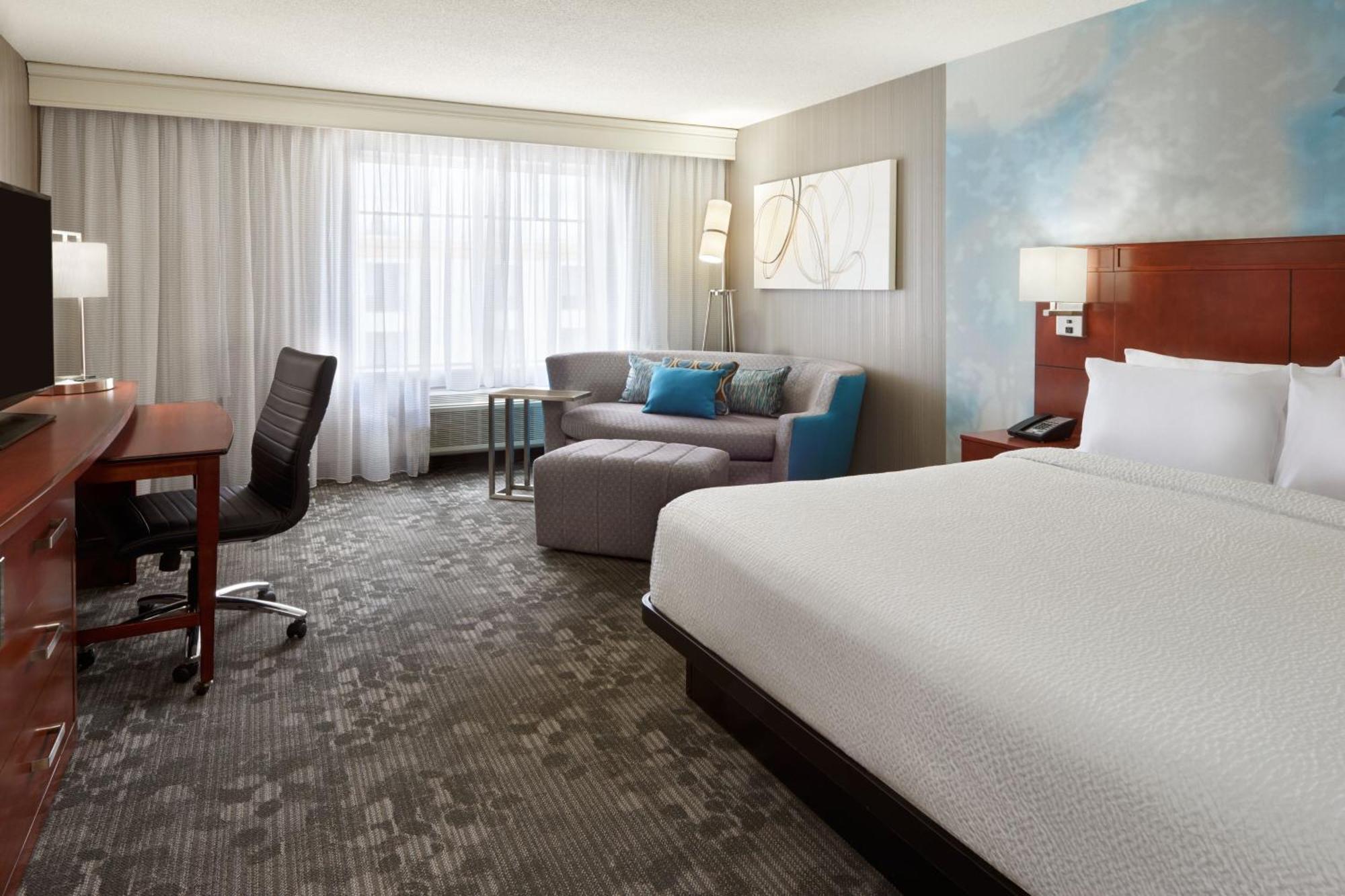Courtyard By Marriott Downtown Hotel