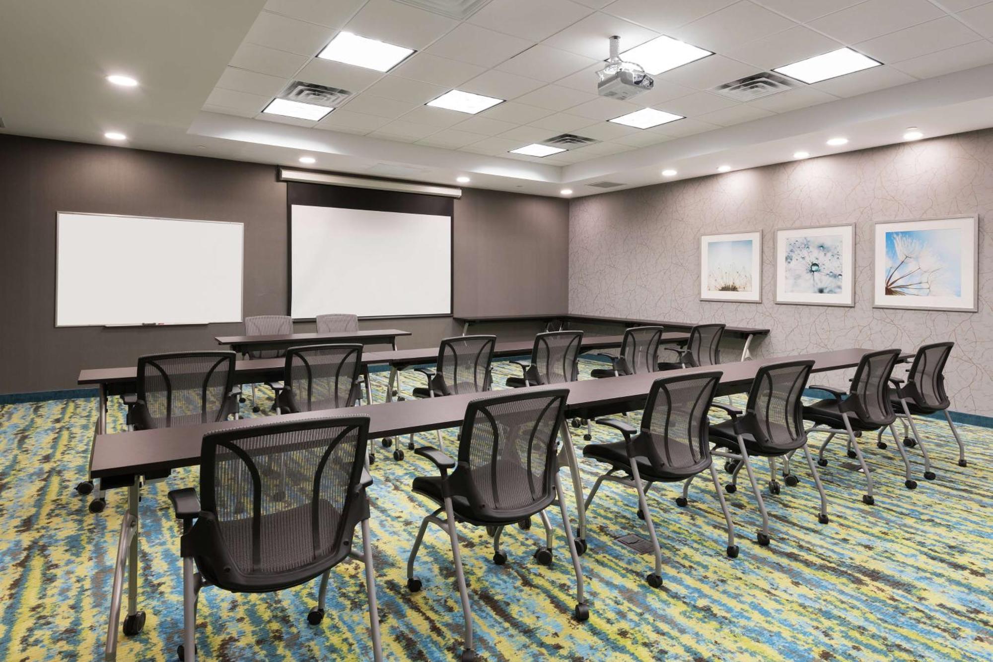 Hotel Homewood By Hilton Airport Ottawa