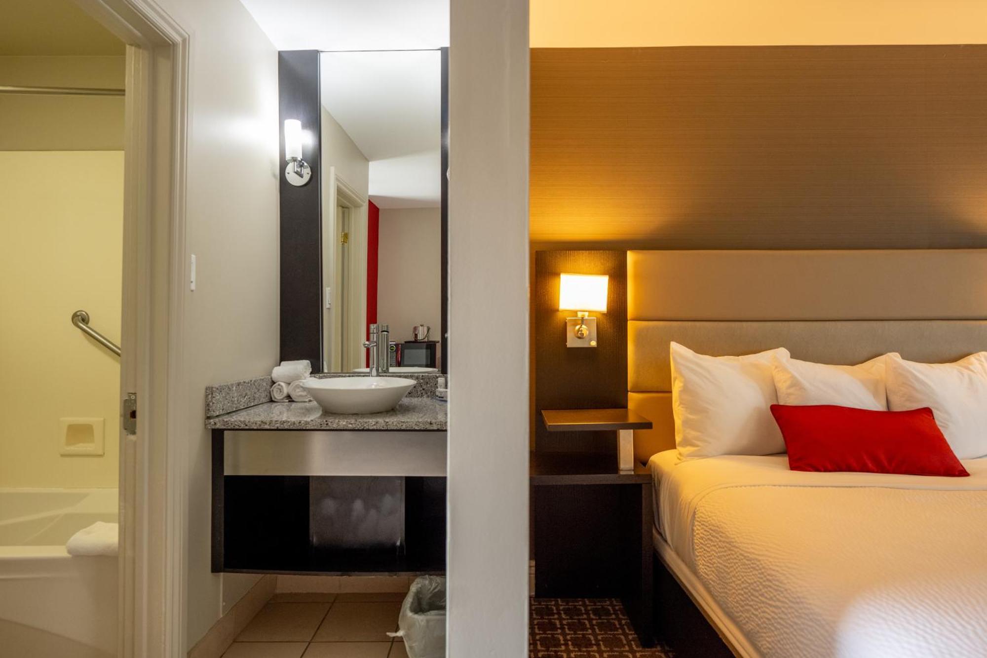 Ramada By Wyndham On The Rideau Hotel 3*