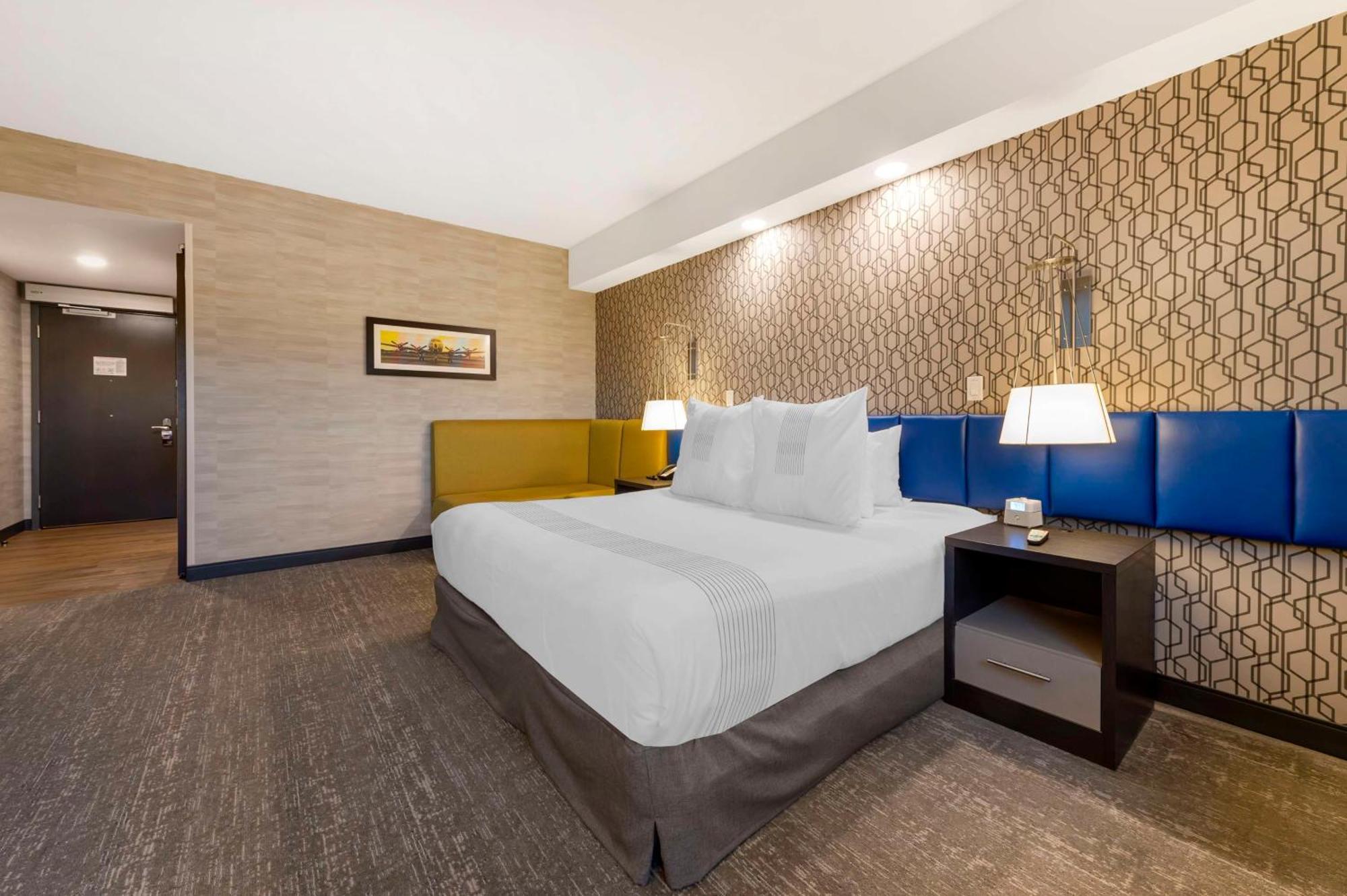 Glo Western Kanata West Hotel 3*