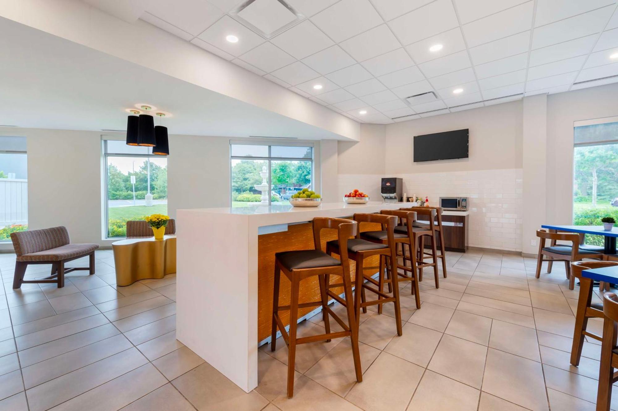 Glo Western Kanata West Hotel 3*
