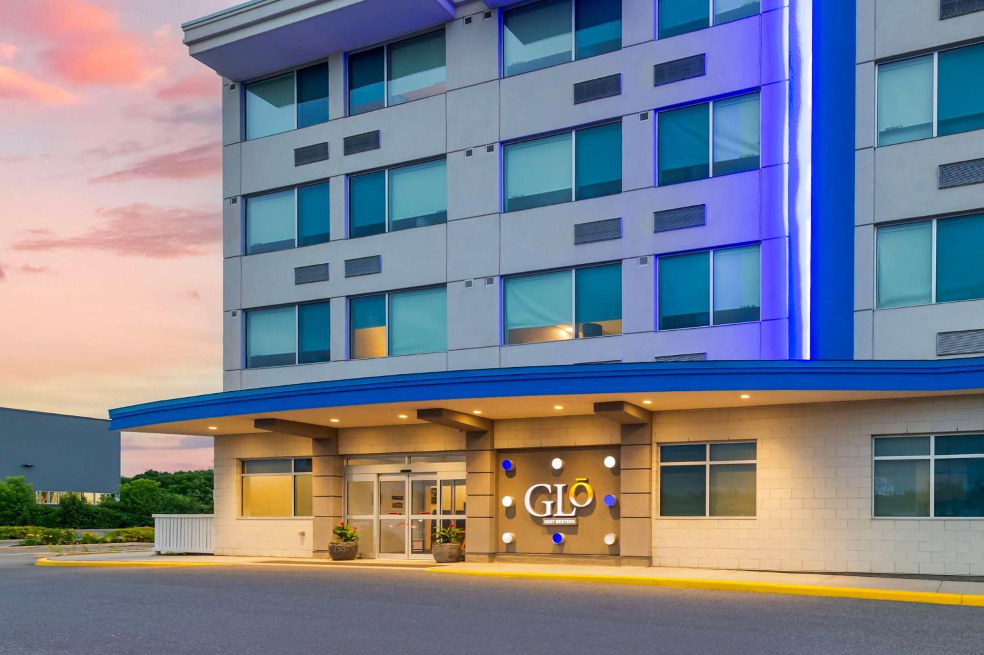 Hotel Glo Western Kanata West 3*