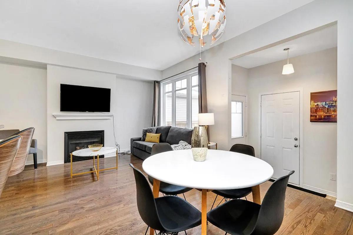 Modern Townhome Near Attractions * Ottawa