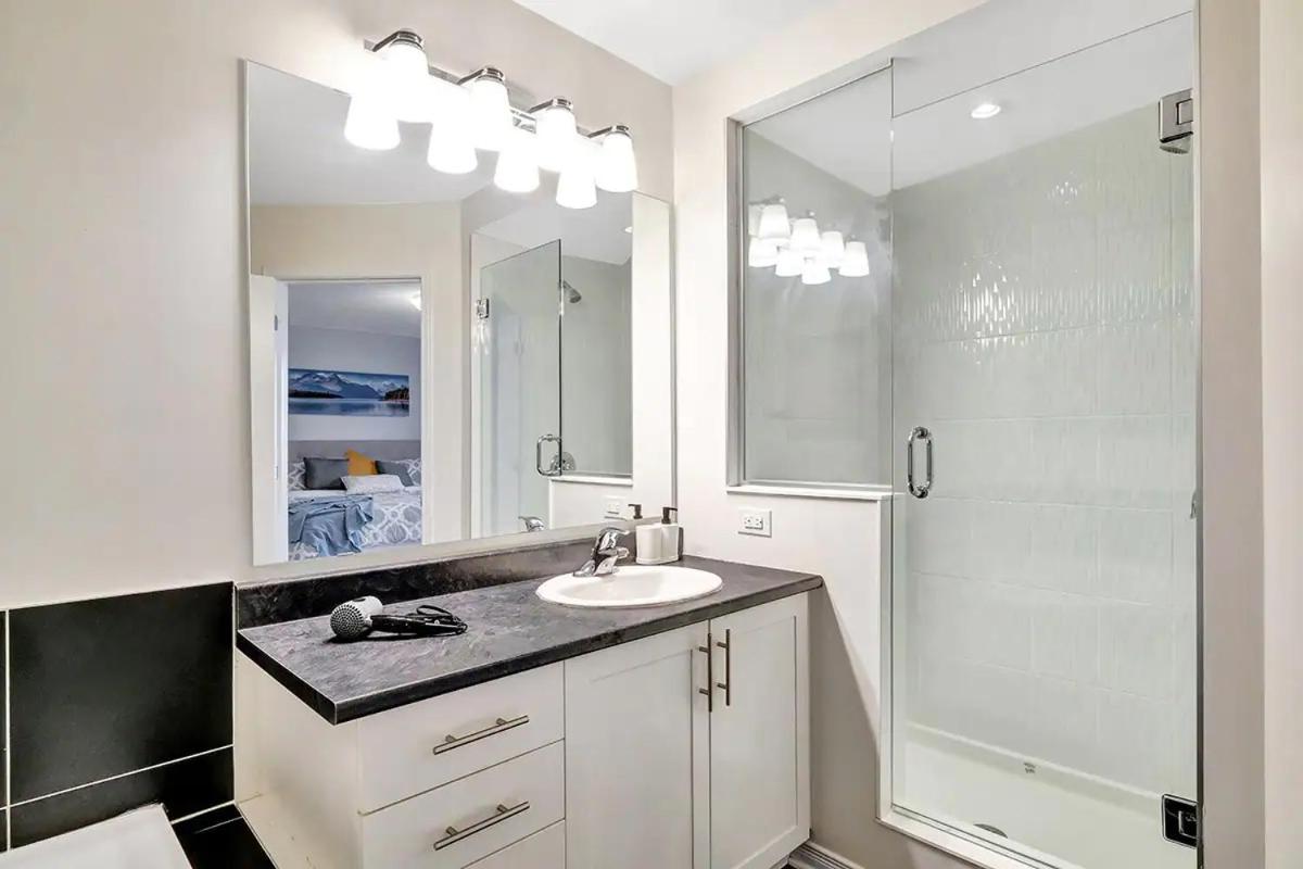 Modern Townhome Near Attractions *