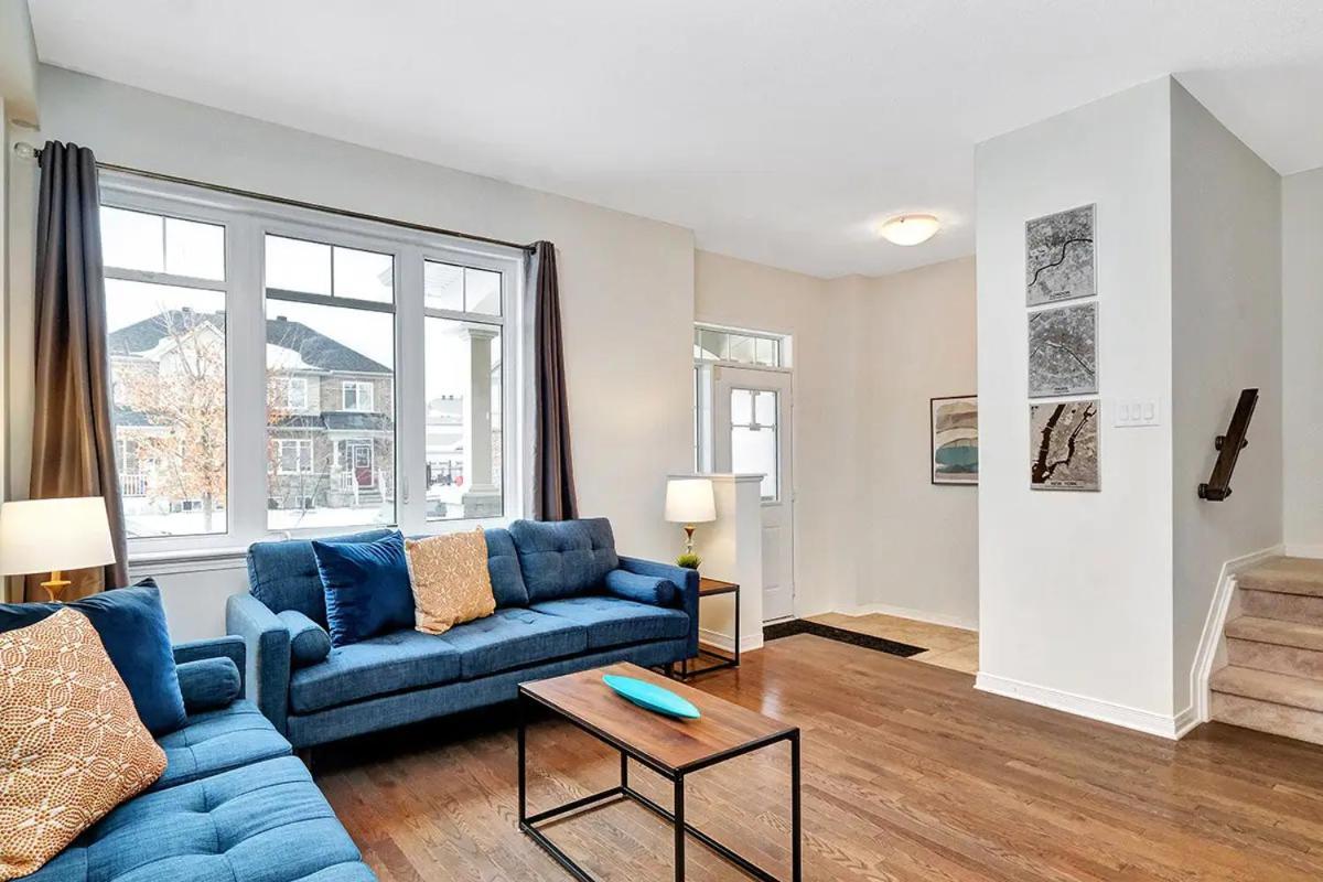 Modern Townhome Near Attractions Ottawa