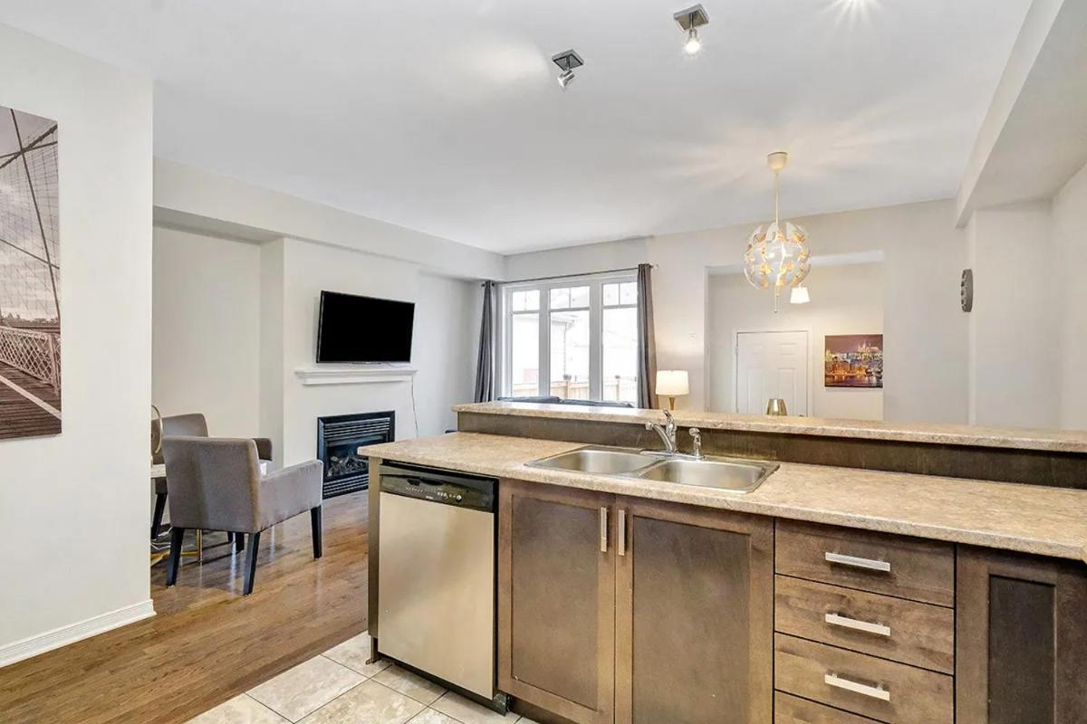 Modern Townhome Near Attractions