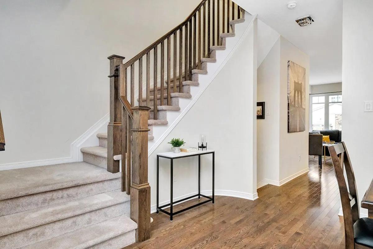 Modern Townhome Near Attractions Holiday home Ottawa