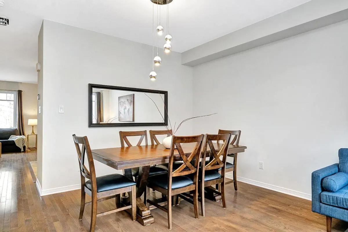 Modern Townhome Near Attractions Holiday home Ottawa