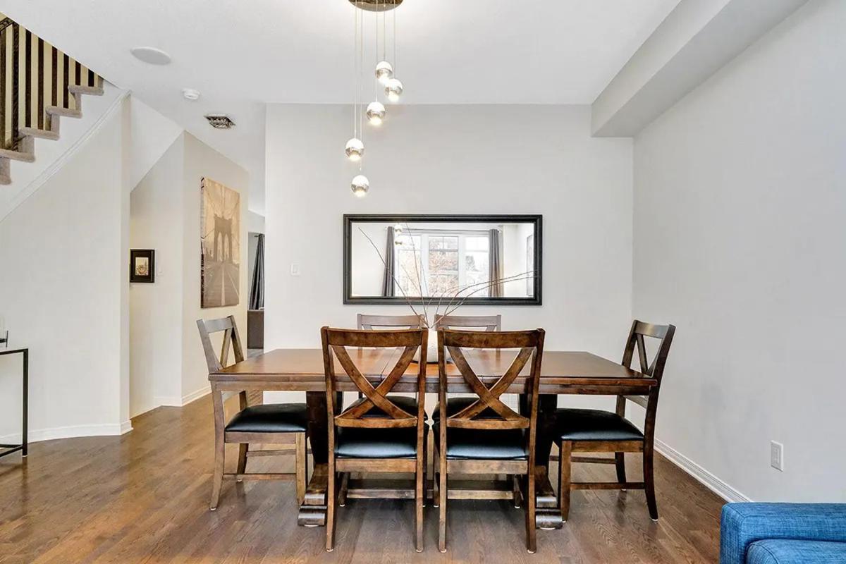 Modern Townhome Near Attractions Holiday home *