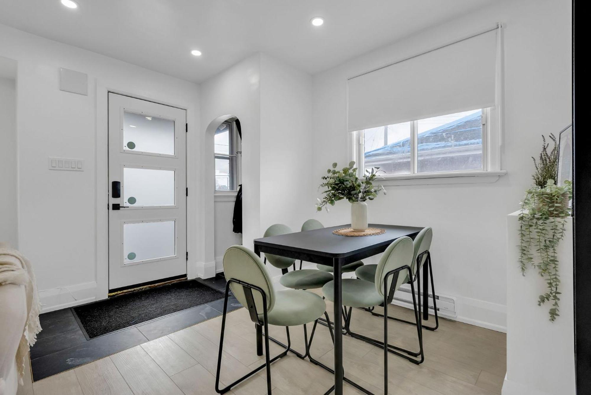 Modern 2br Near Downtown Free Parking Apartment Ottawa
