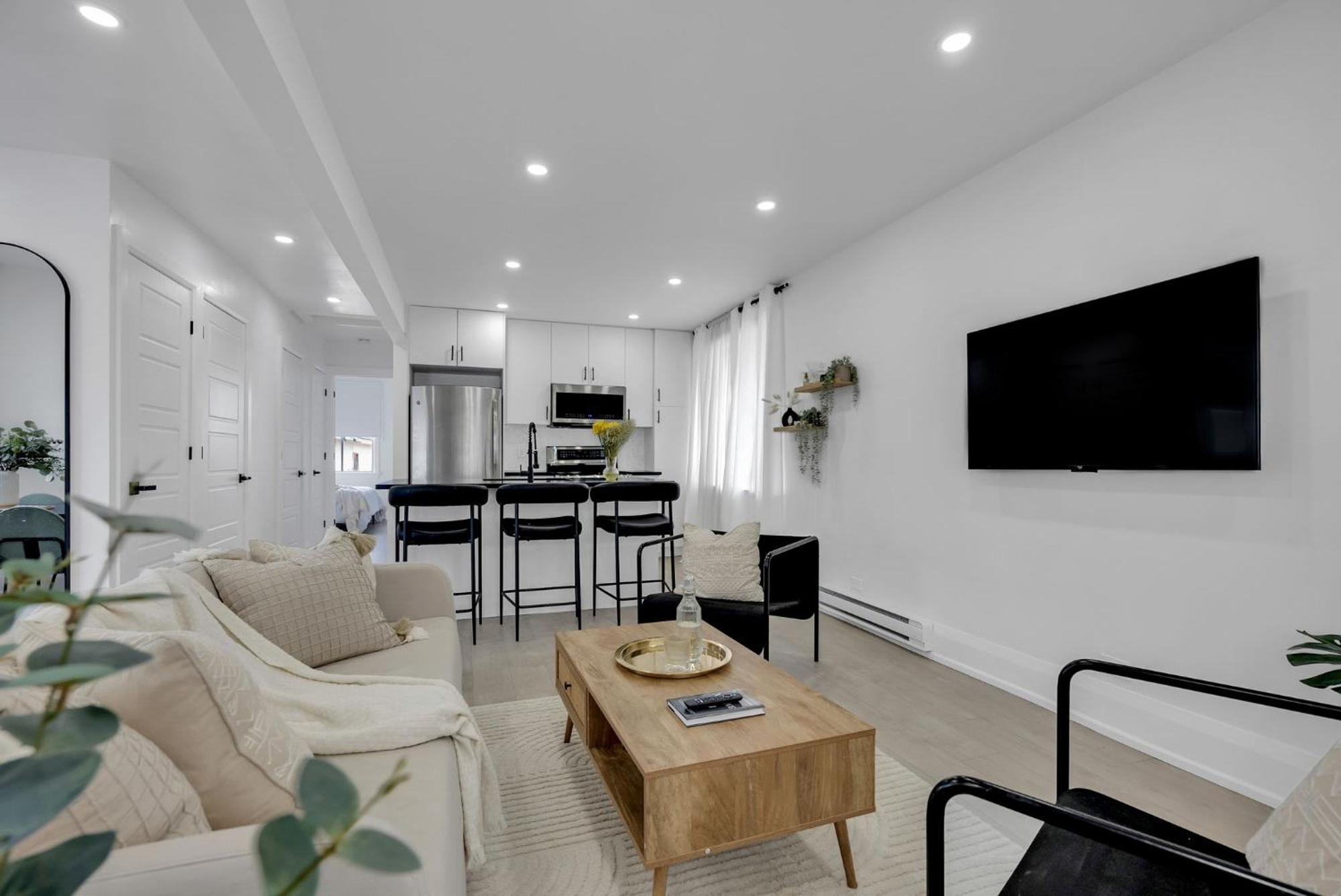 Modern 2br Near Downtown Free Parking Apartment