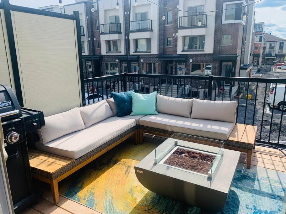Modern 3 Story Townhouse In A Great Location! * Ottawa