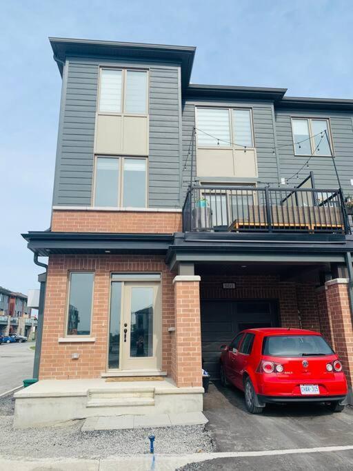 Modern 3 Story Townhouse In A Great Location! Holiday home *