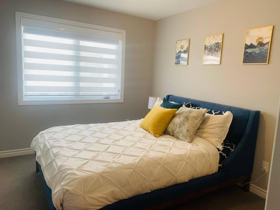 Modern 3 Story Townhouse In A Great Location! Holiday home Ottawa