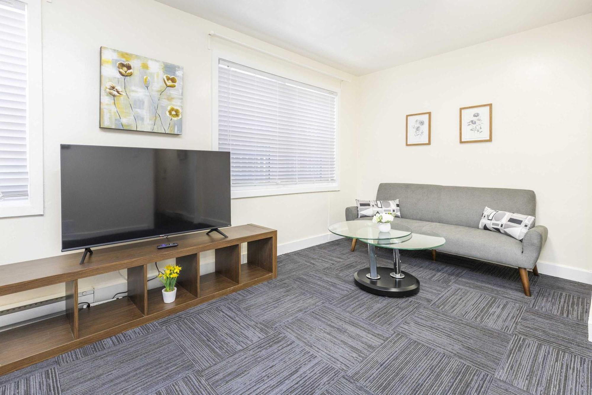 Pet-friendly Studio Unit In Chinatown * Ottawa