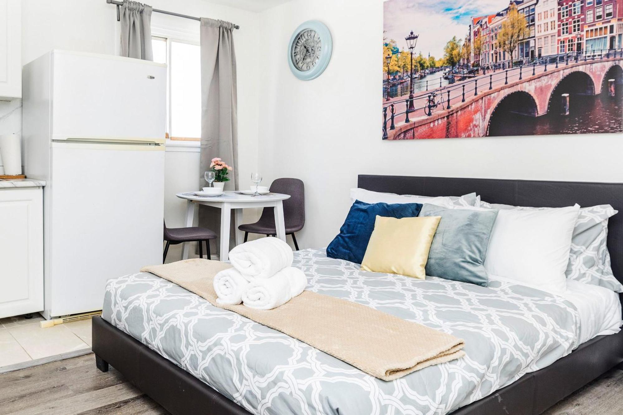 Pet Friendly Suite- In Chinatown Apartment