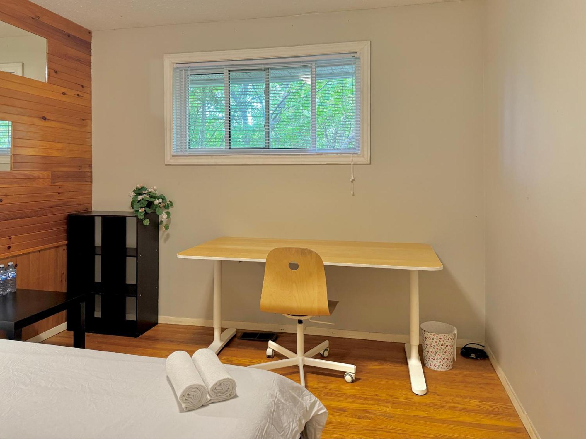 Free Parking Quiet Close To College Homestay Ottawa