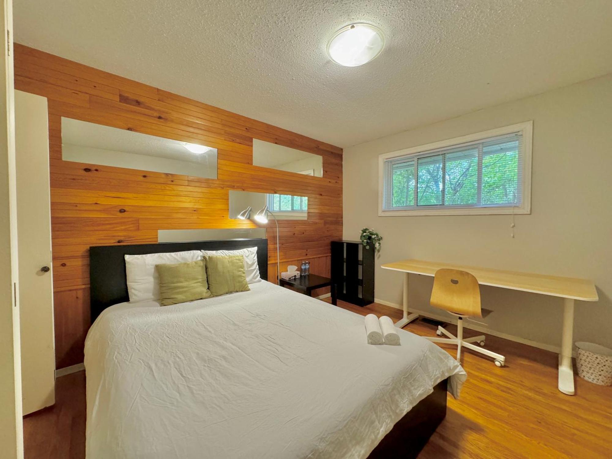 Homestay Free Parking Quiet Close To College Ottawa