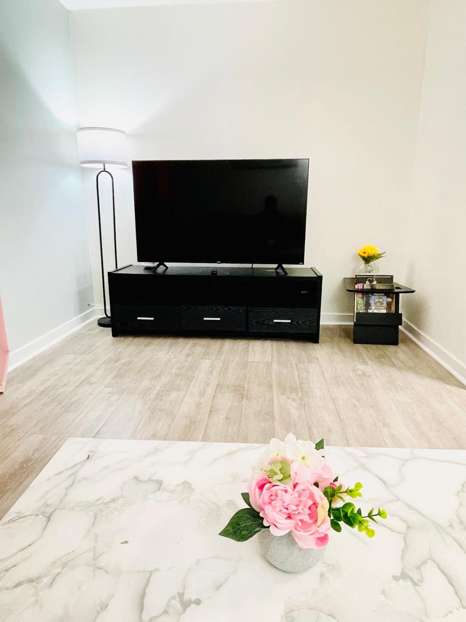 Cozy 2-bedroom In The Heart Of Downtown *