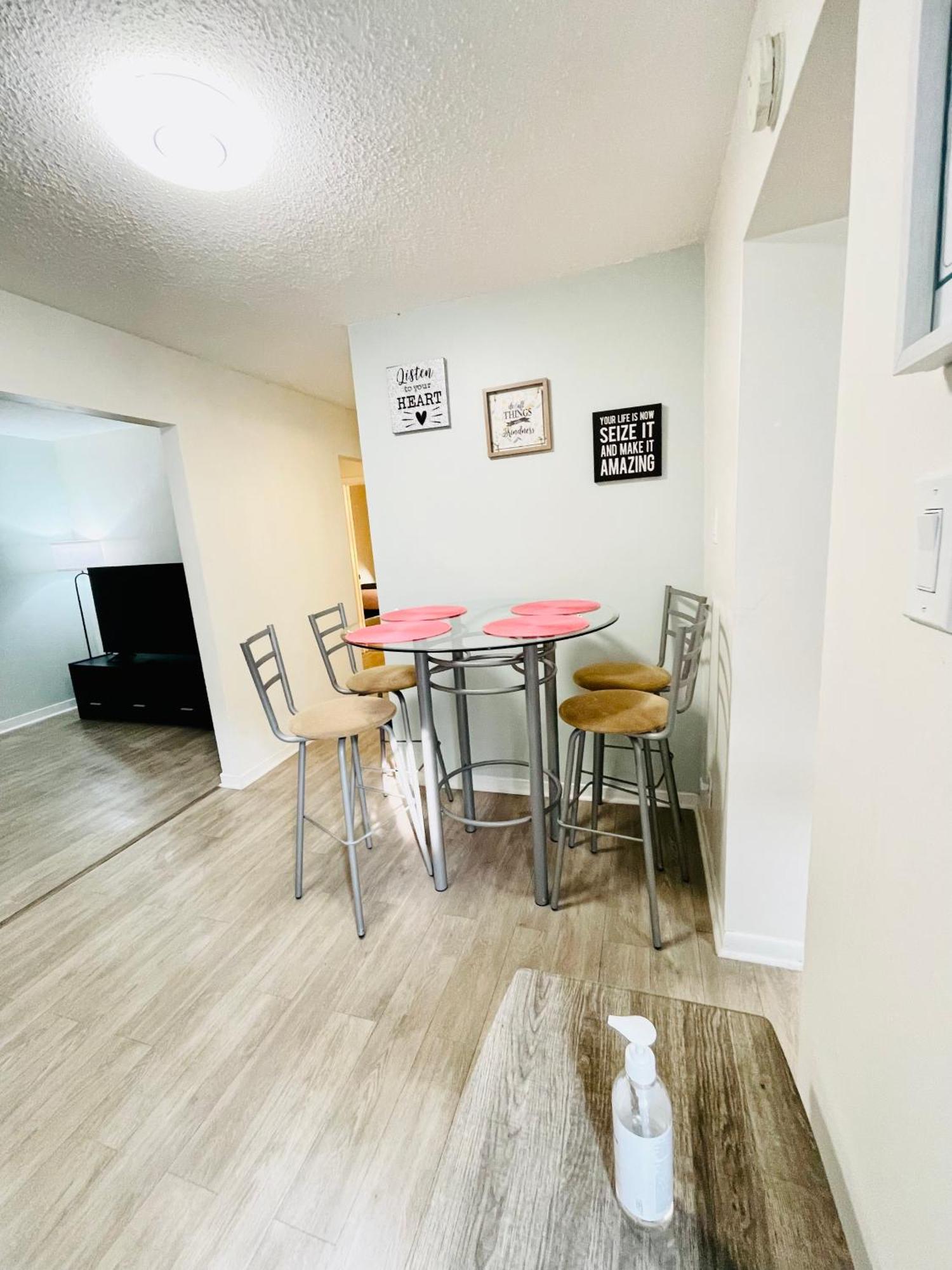 Cozy 2-bedroom In The Heart Of Downtown Apartment *