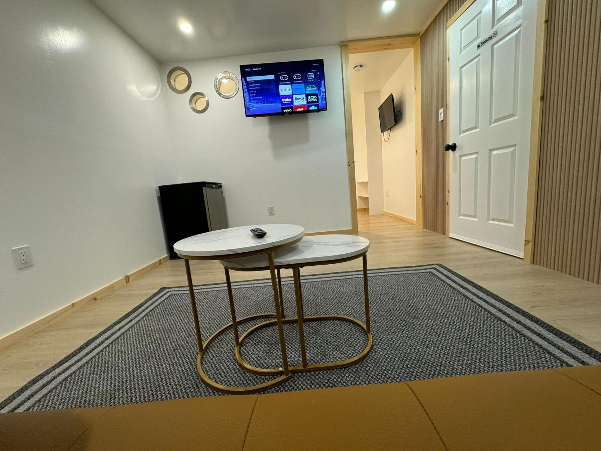 Private Entrance, Private Bathroom, Bedroom And Workspace Apartment Ottawa