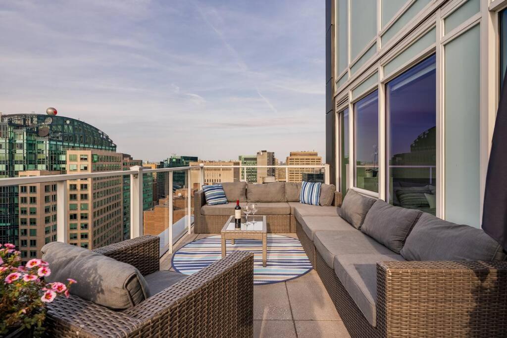 Apartment Luxury 2-bedroom Penthouse Downtown With Free Parking *