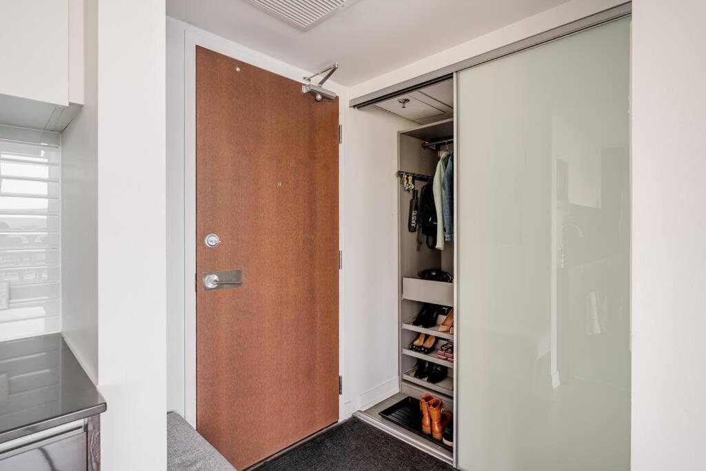 Apartment Luxury 2-bedroom Penthouse Downtown With Free Parking *