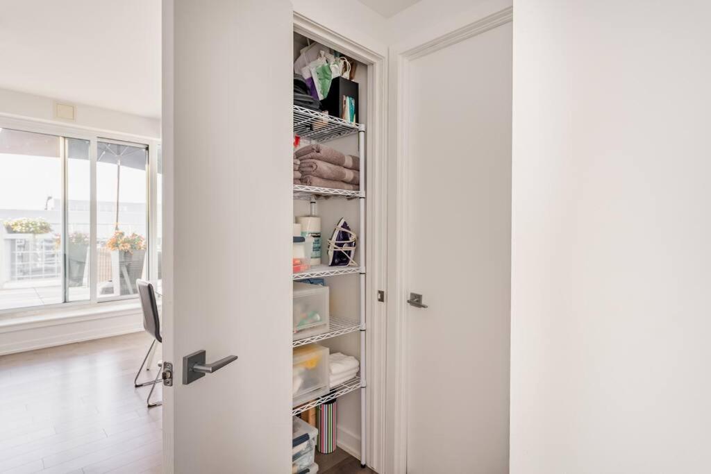 Luxury 2-bedroom Penthouse Downtown With Free Parking Apartment *