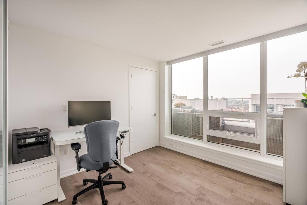 Luxury 2-bedroom Penthouse Downtown With Free Parking Apartment *