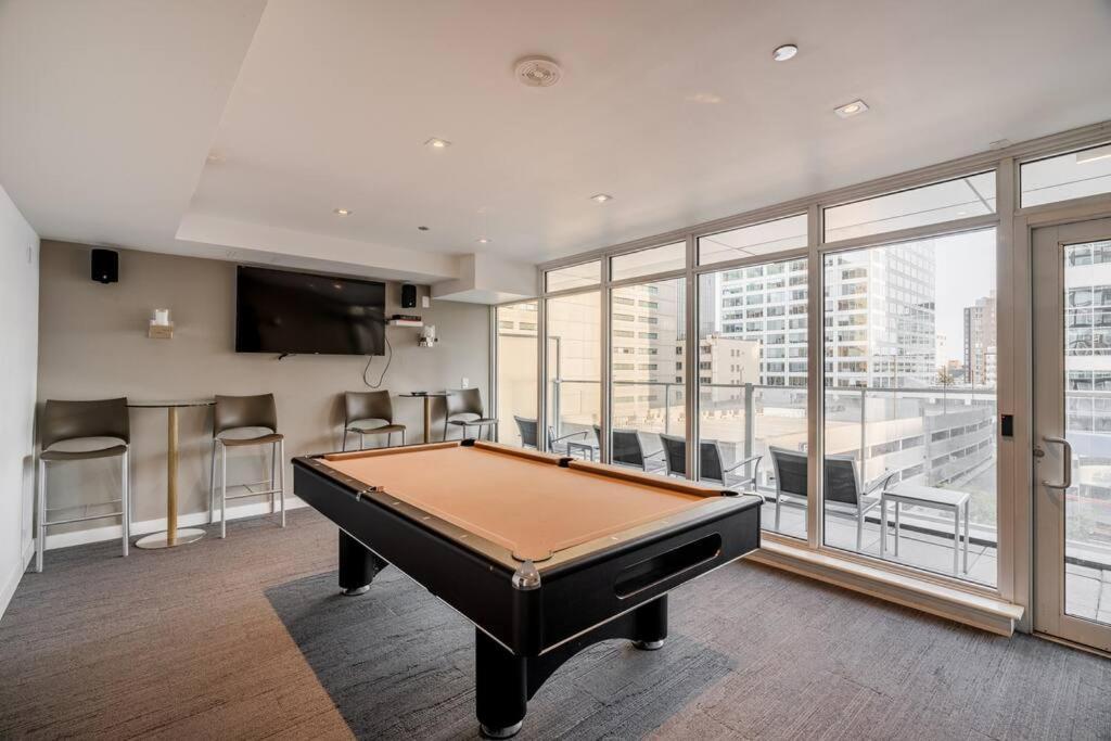 Luxury 2-bedroom Penthouse Downtown With Free Parking *