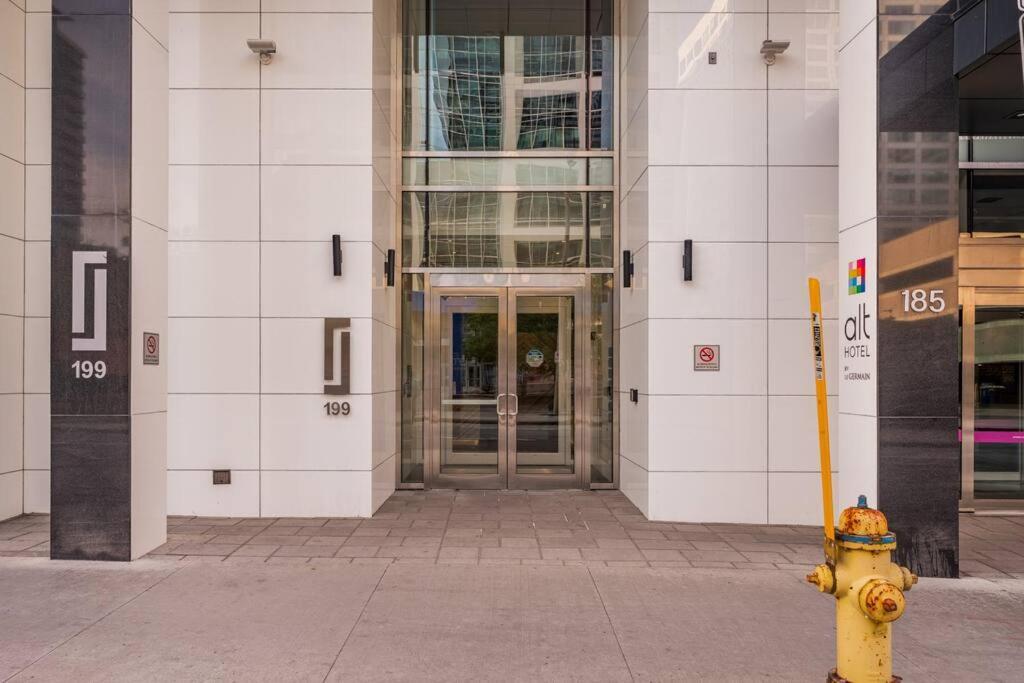 Luxury 2-bedroom Penthouse Downtown With Free Parking Apartment