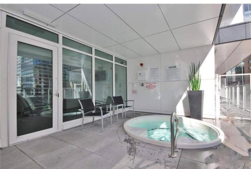 Luxury 2-bedroom Penthouse Downtown With Free Parking Apartment