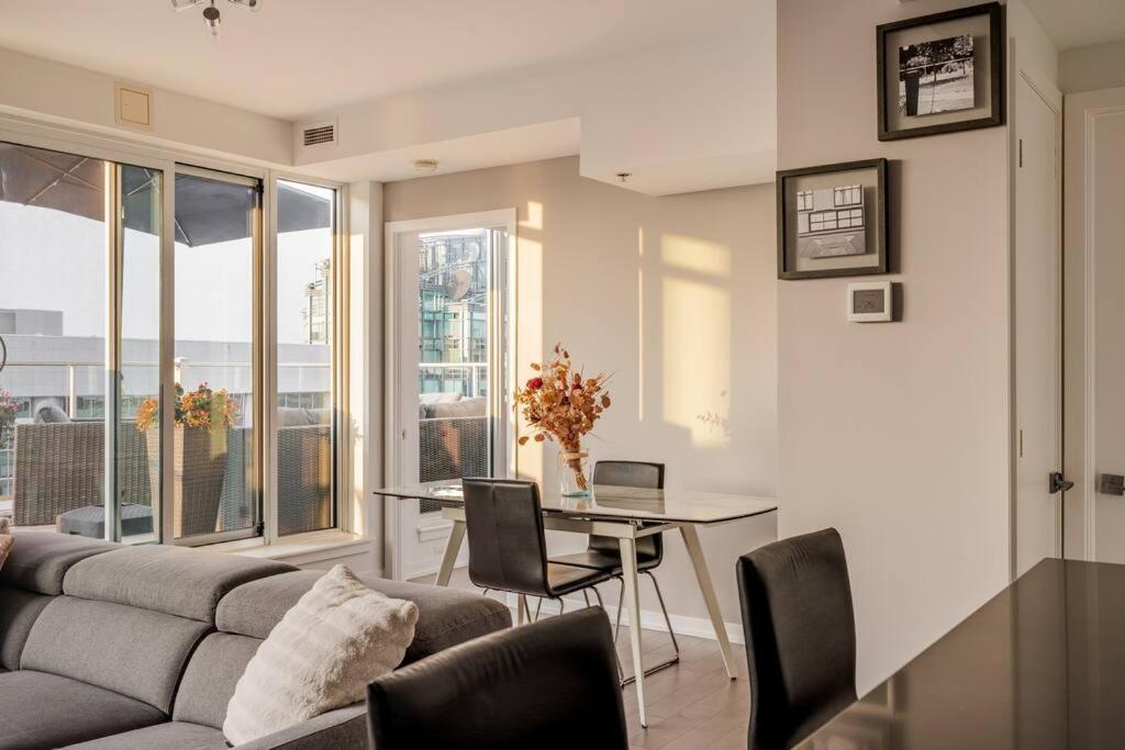 Apartment Luxury 2-bedroom Penthouse Downtown With Free Parking *