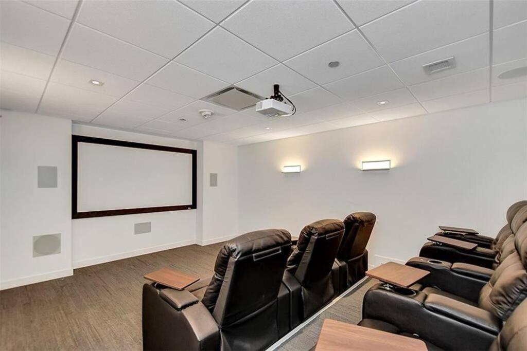 Apartment Luxury 2-bedroom Penthouse Downtown With Free Parking *