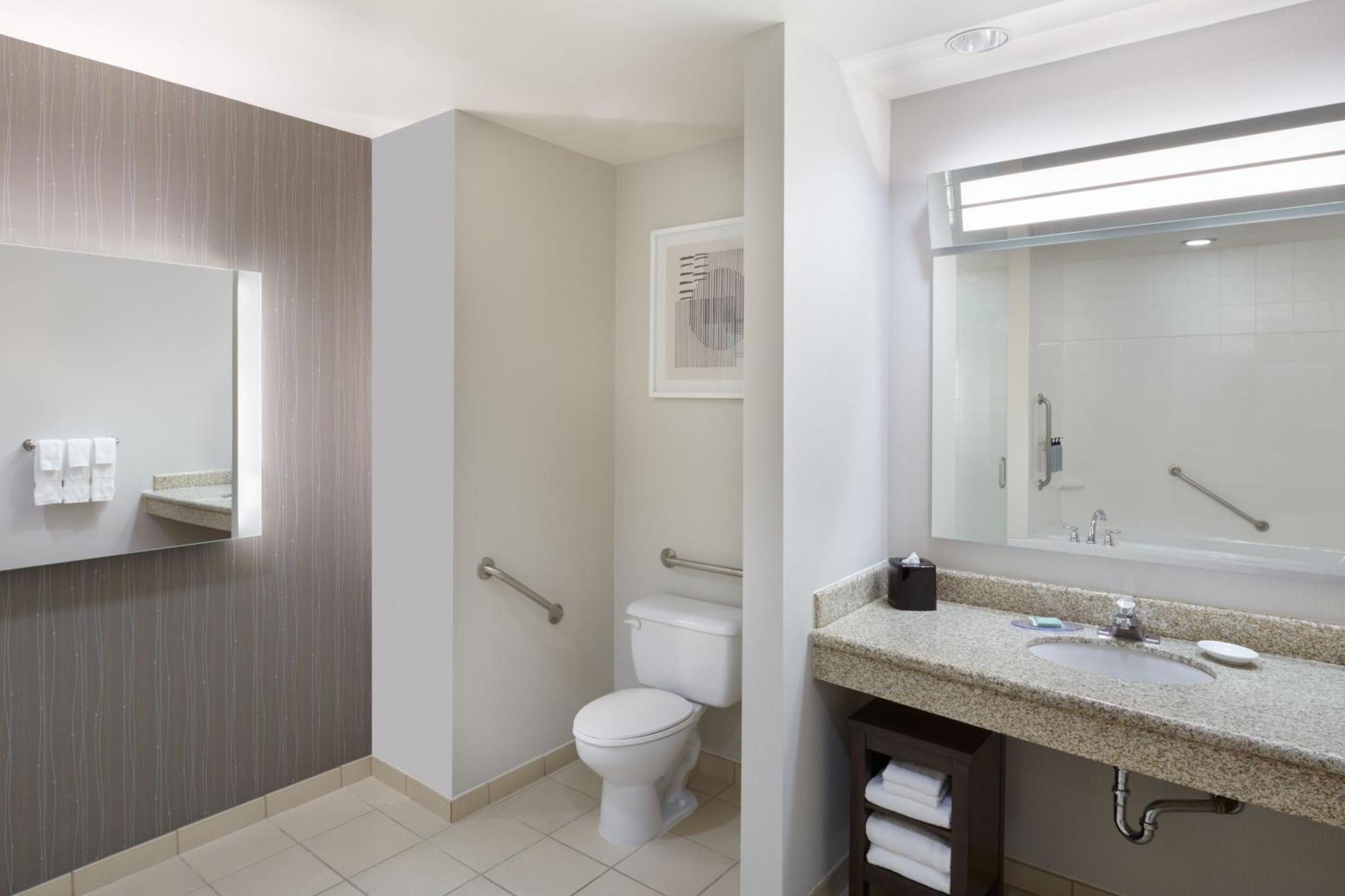 Courtyard By Marriott East Hotel