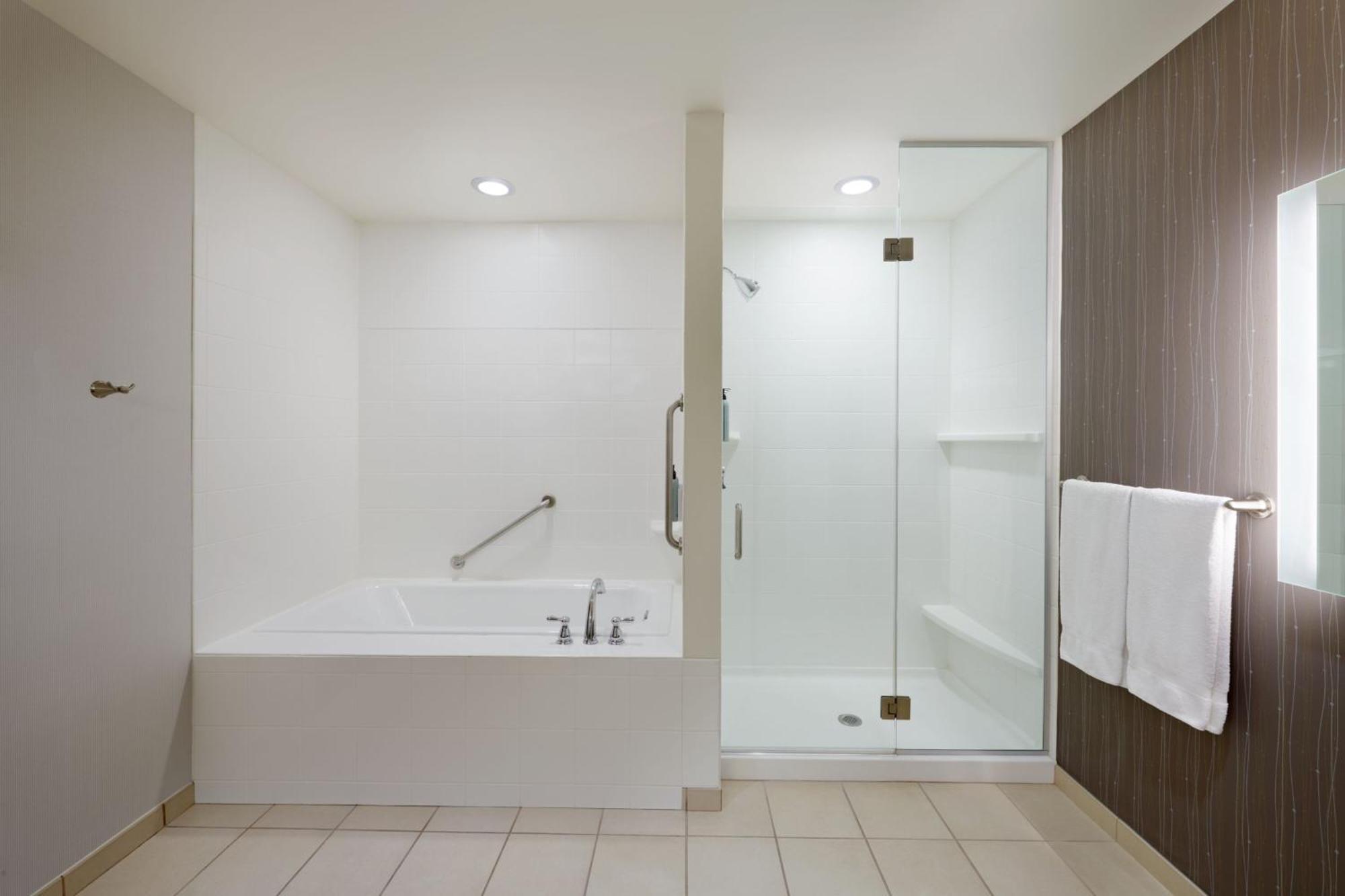 Hotel Courtyard By Marriott East 3*