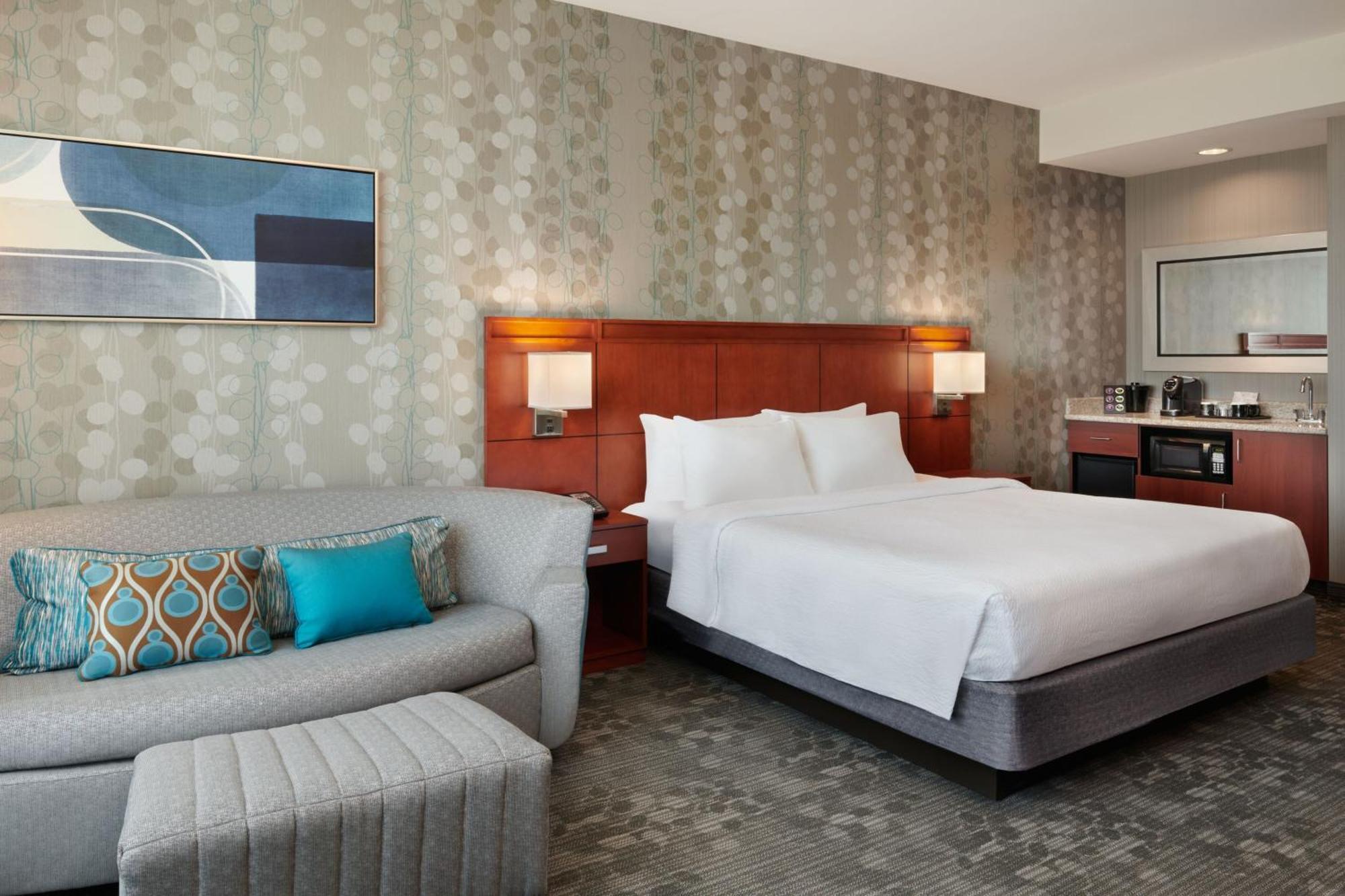 Courtyard By Marriott East Hotel