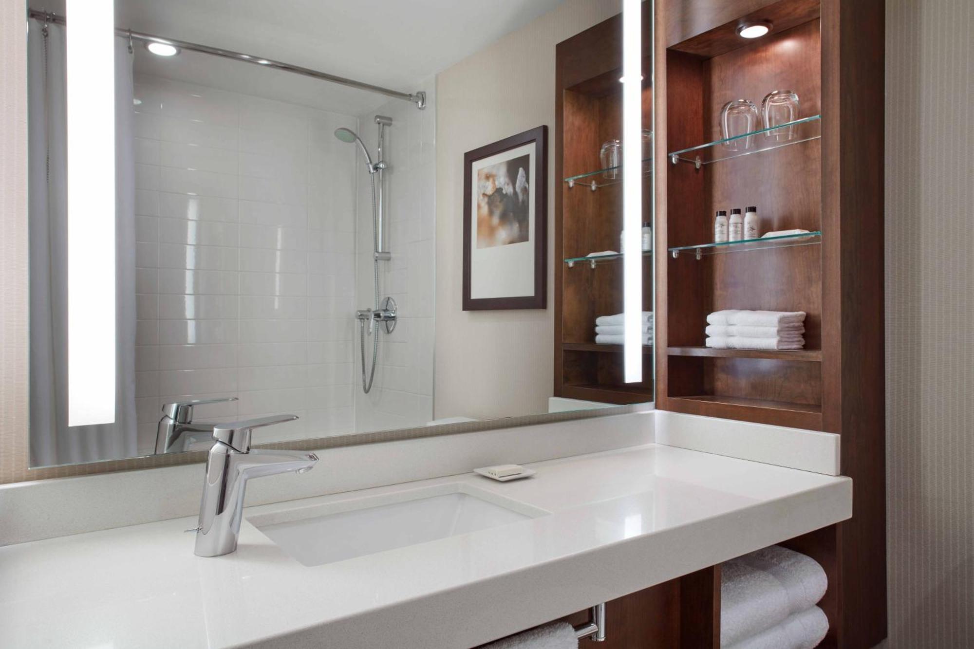 Delta By Marriott City Centre 4*