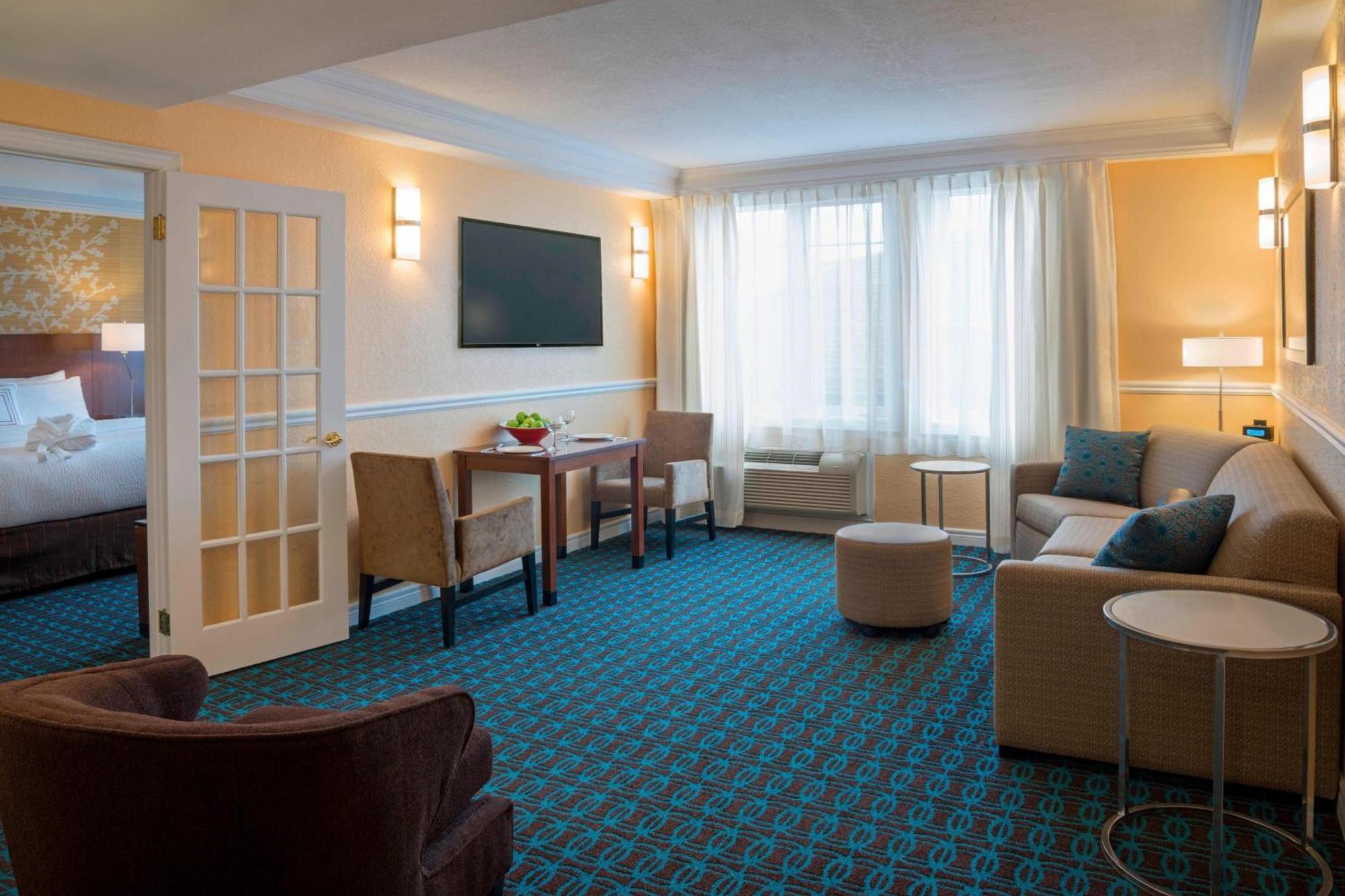 Fairfield & By Marriott Kanata Hotel 3*