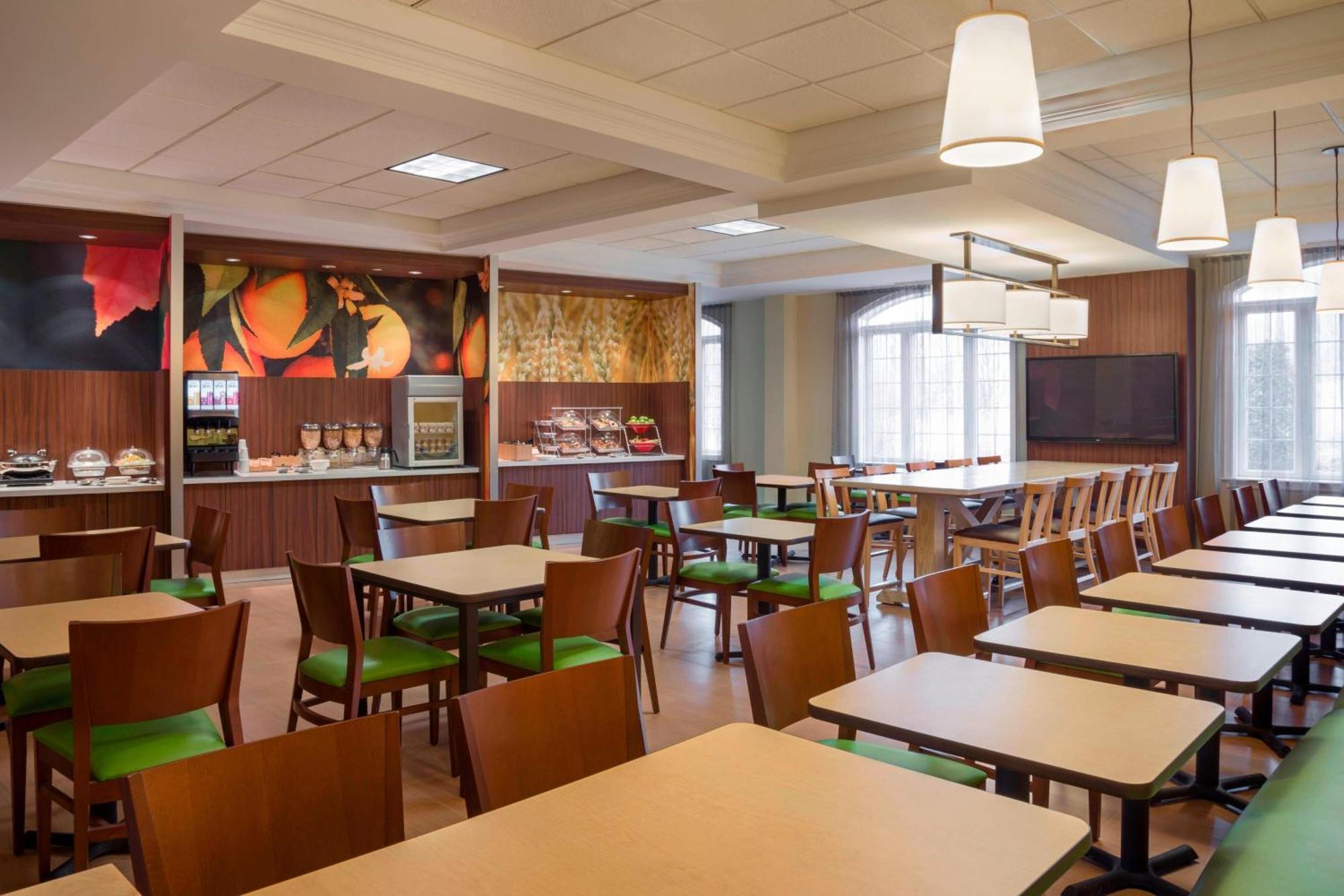 Fairfield & By Marriott Kanata Hotel 3*